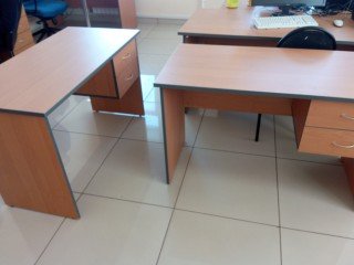 Прямые офисные столы для персонала