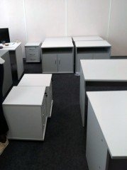 Комплект белой офисной мебели