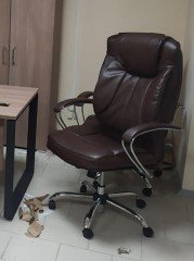 Коричневое компьютерное кресло для офиса